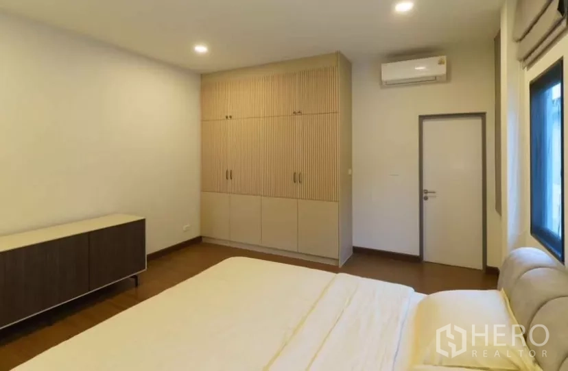独立式住宅 出租或出售在Bang Phli, Samut Prakan - 次卧带定制柜体，淡雅配色。