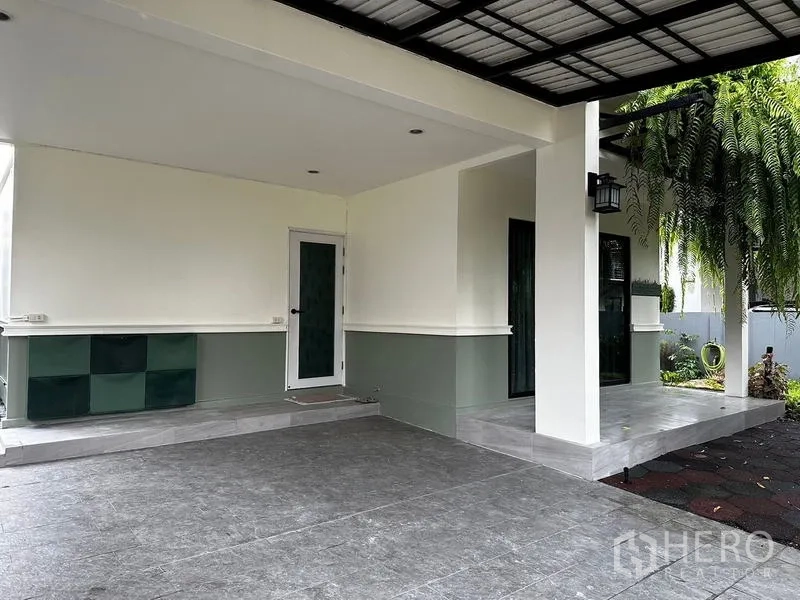 บ้าน ให้เช่าในPrawet, Bangkok - โรงจอดรถมีหลังคาและชานพักด้านข้างปูพื้นกระเบื้อง