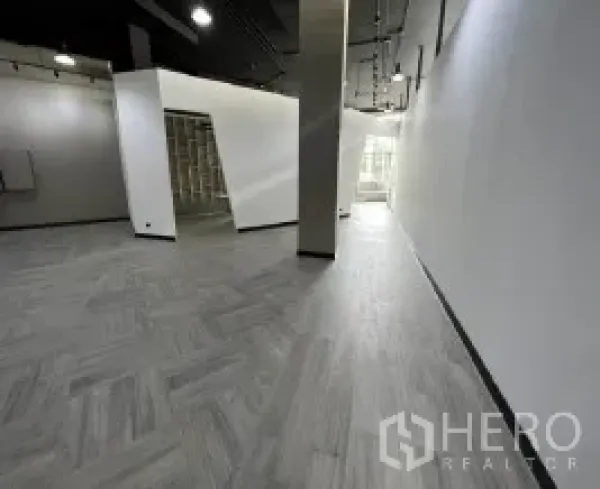 Retail Space for rent in Khlong Toei, Bangkok - Spacious open-plan sales area featuring herringbone flooring, high ceilings and neutral walls.