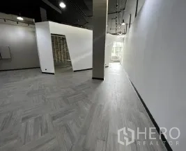 Retail Space for rent in Khlong Toei, Bangkok - Spacious open-plan sales area featuring herringbone flooring, high ceilings and neutral walls.