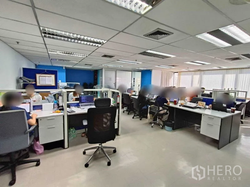 办公空间 出租在Ratchathewi, Bangkok - 明亮的共享办公空间，工位与人体工学椅，顶部照明充足。