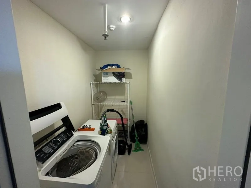 公寓 出租在Watthana, Bangkok - 独立洗衣房，配洗衣机、烘干机、金属置物架和清洁用品。