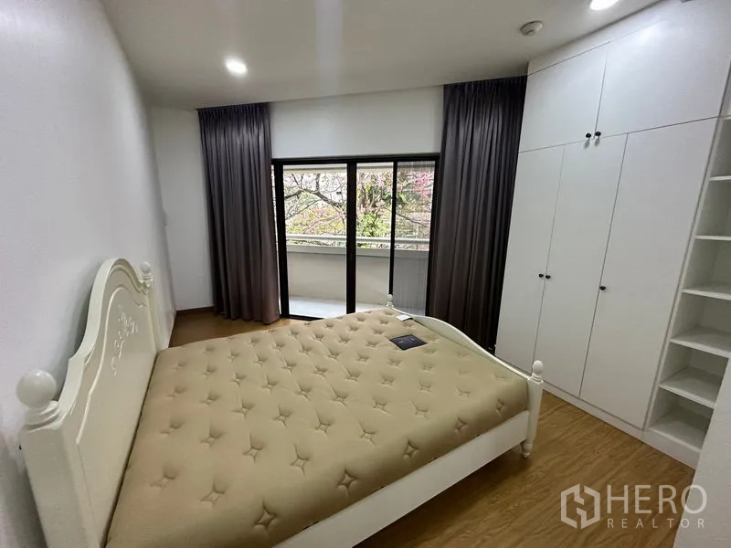 Condominium for rent in Watthana, Bangkok - Second bedroom with balcony, large wardrobe and garden outlook.
