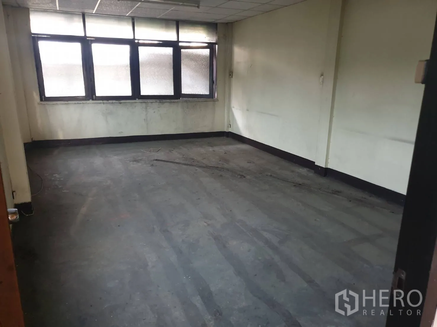 店屋 出租在Phra Khanong, Bangkok - 带大面积磨砂窗与吊顶的房间，采光良好。
