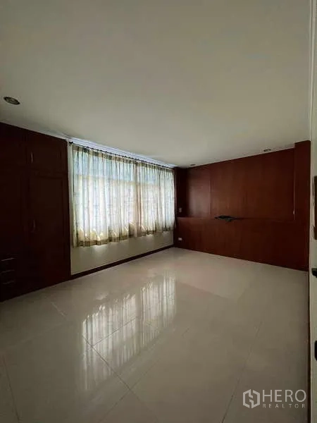 带办公室的家 出租或出售在Min Buri, Bangkok - 卧室配大窗、窗帘、亮面地砖及木质收纳柜。