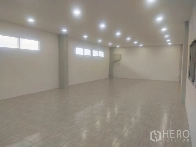 โรงงาน ขายในBang Sao Thong, Samut Prakan - ห้องอเนกประสงค์ปูกระเบื้อง มีหน้าต่างแนวยาวและไฟเพดาน.