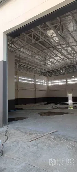 คลังสินค้า ให้เช่าในBang Khun Thian, Bangkok - มุมมองผ่านประตูม้วนขนาดใหญ่สู่ฮอลล์โกดังโปร่งระบายอากาศดี