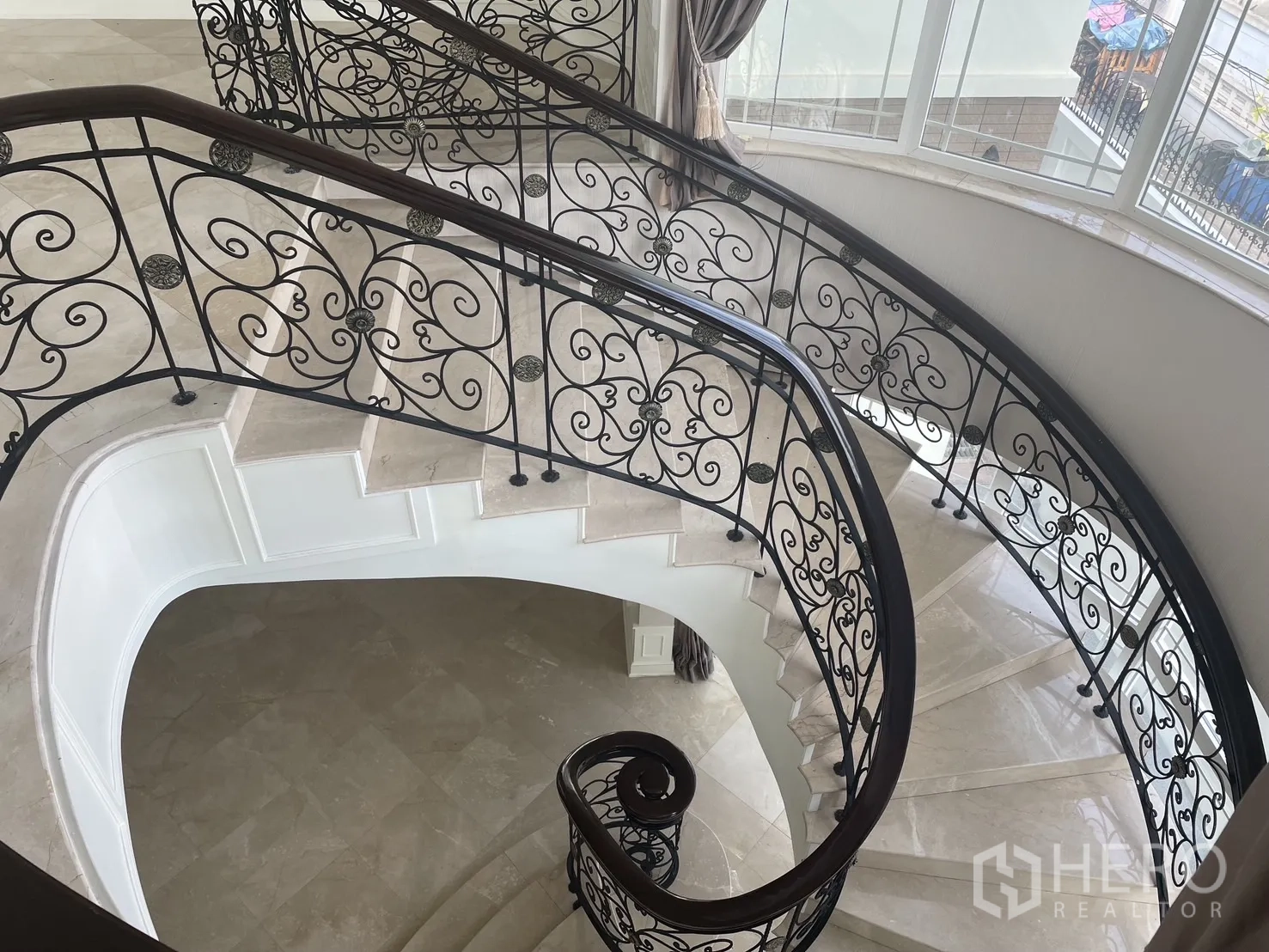 Detached House for rent in Chatuchak, Bangkok - Another angle of the spiral staircase with decorative ironwork and marble treads.