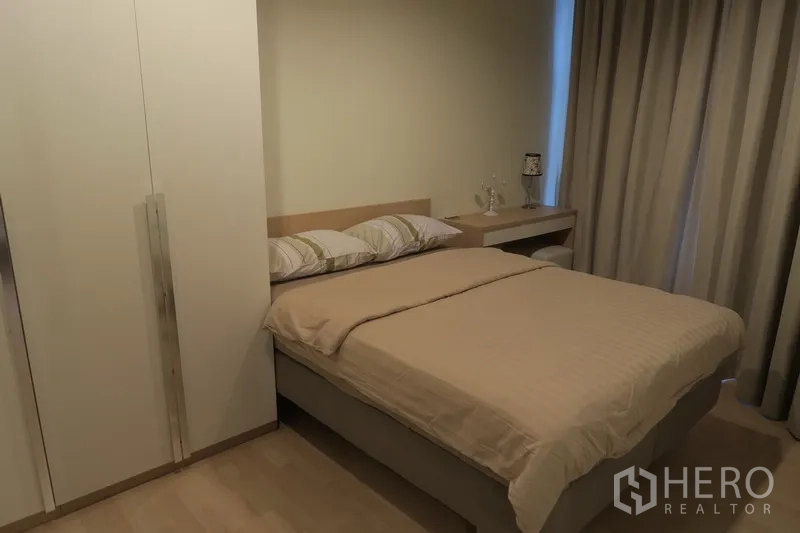 คอนโด ให้เช่าในHuai Khwang, Bangkok - ห้องนอนที่สองพร้อมเตียงคู่ ตู้เสื้อผ้าบิวท์อิน โต๊ะข้างเตียง และผ้าม่านทึบ
