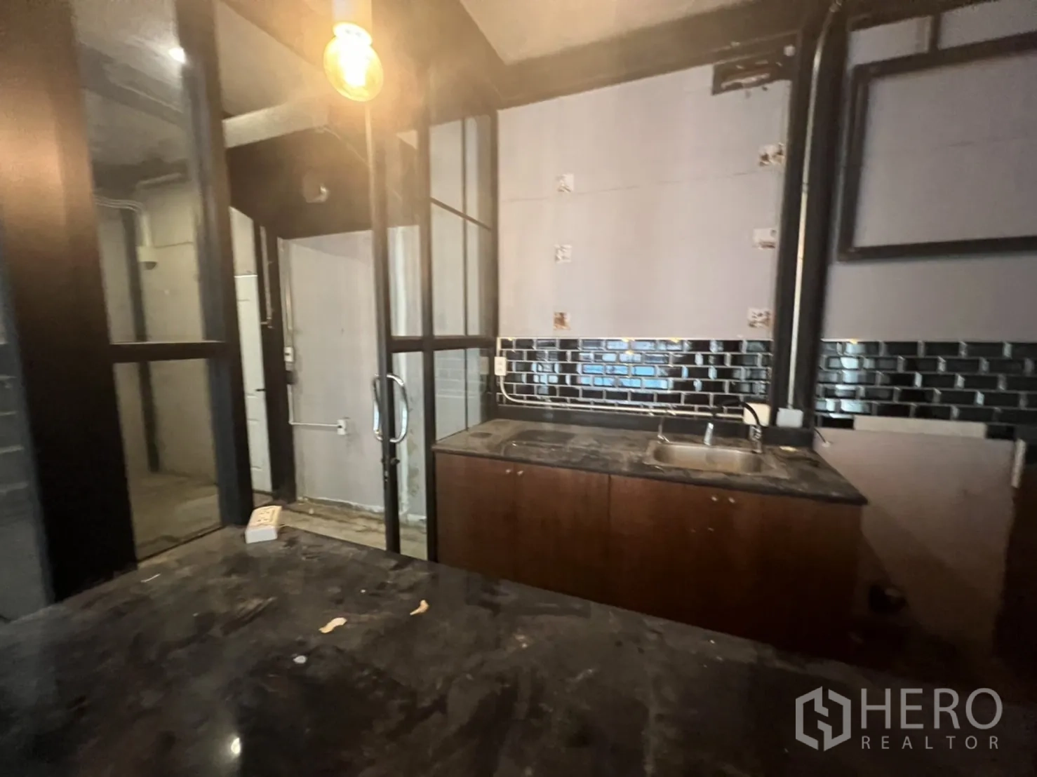 零售空间 出租在Sathon, Bangkok - 工业风室内，黑色地铁砖吧台与洗涤池。