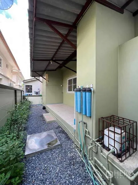 带办公室的家 出租或出售在Min Buri, Bangkok - 后勤区域，含净水过滤系统、碎石步道与管线接口。