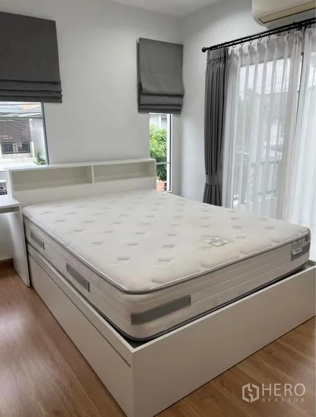 บ้าน ให้เช่าในSuan Luang, Bangkok - ห้องนอนรอง เตียงพร้อมที่เก็บของและหน้าต่างมุมห้อง