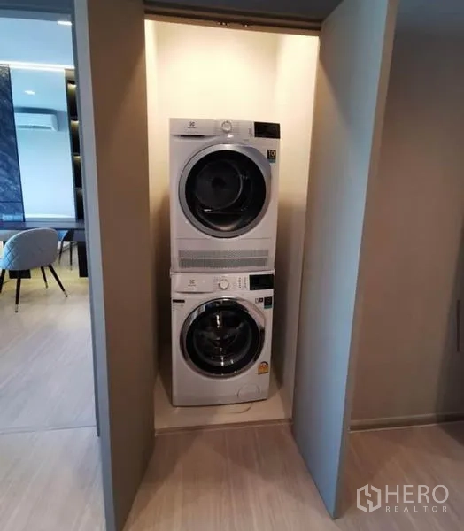 คอนโด ให้เช่าในHuai Khwang, Bangkok - เครื่องซักผ้าและอบผ้าแบบซ้อนในตู้บิลต์อินภายในห้อง
