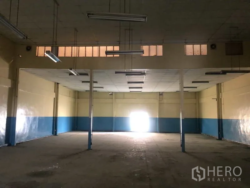 工厂 出租在Khlong Luang, Pathum Thani - 宽阔厂房，悬挂灯具与高侧窗，通透采光。