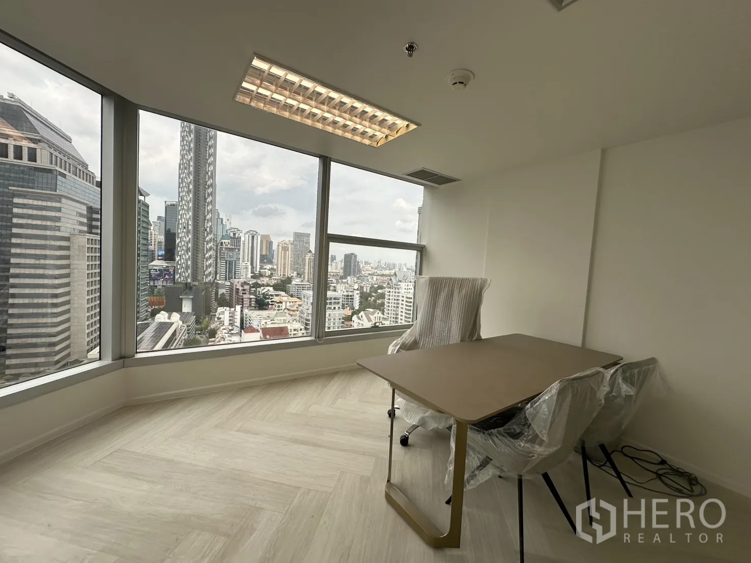 办公室 for rent in Sathon, Bangkok - 私密主管办公室，配两把椅子与书桌，面向城市大窗。