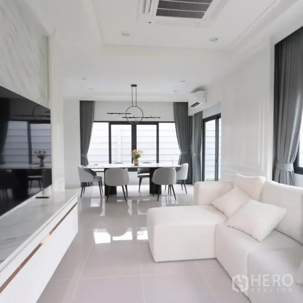 บ้าน ให้เช่าในBang Phli, Samut Prakan - โถงรับแขกและรับประทานอาหารสว่าง โปร่ง พร้อมโซฟาสีขาวและหน้าต่างบานใหญ่