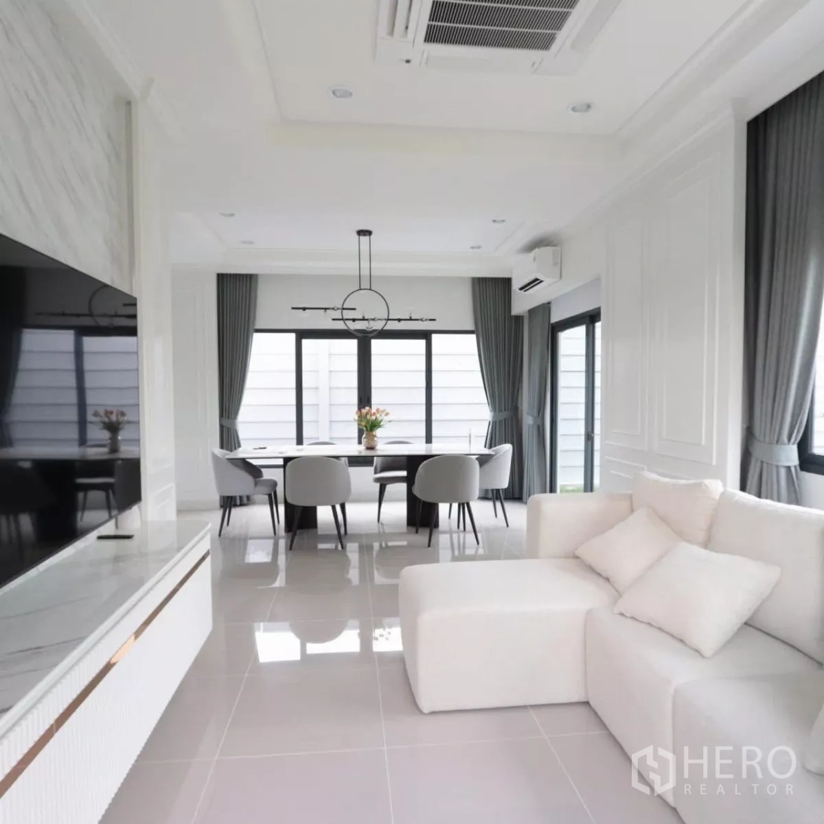 บ้าน ให้เช่าในBang Phli, Samut Prakan - โถงรับแขกและรับประทานอาหารสว่าง โปร่ง พร้อมโซฟาสีขาวและหน้าต่างบานใหญ่