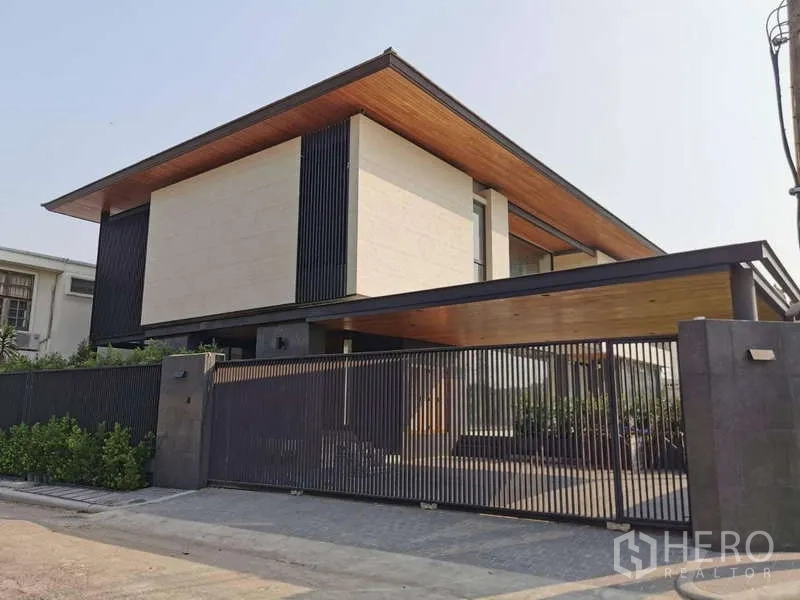 Detached House for rent in Bang Phli, Samut Prakan - Front elevation of a modern detached house with vertical slat gate and carport
