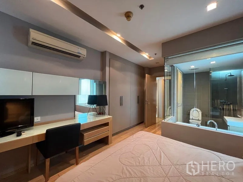 公寓 出租在Khlong Toei, Bangkok - 卧室含书桌与衣柜，套内浴室设浴缸与淋浴。