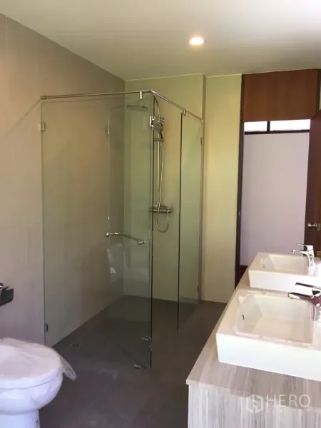 独立式住宅 出租在Sathon, Bangkok - 现代化浴室，玻璃淋浴间、双台盆与马桶