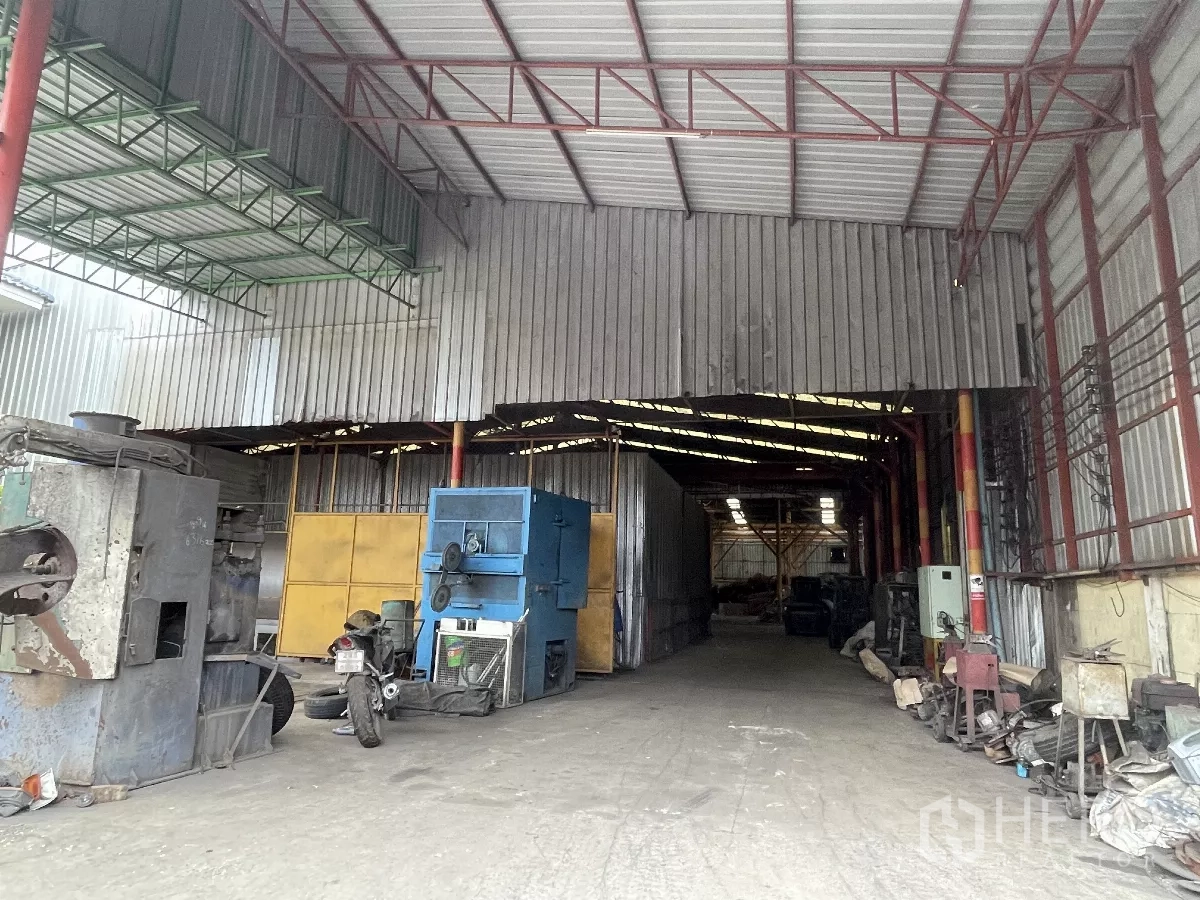 โรงงาน ขายในBang Bua Thong, Nonthaburi - ลานขนถ่ายสินค้าหลังคาสูง มีเครื่องจักรขนาดใหญ่และทางรถวิ่งทะลุภายในโรงงาน