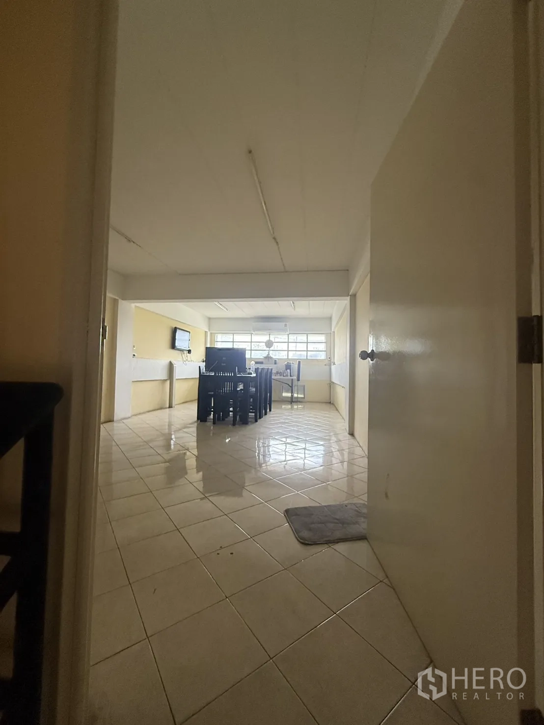 Shophouse for rent in Pak Kret, Nonthaburi - Large upper room with dining table and wide front windows.