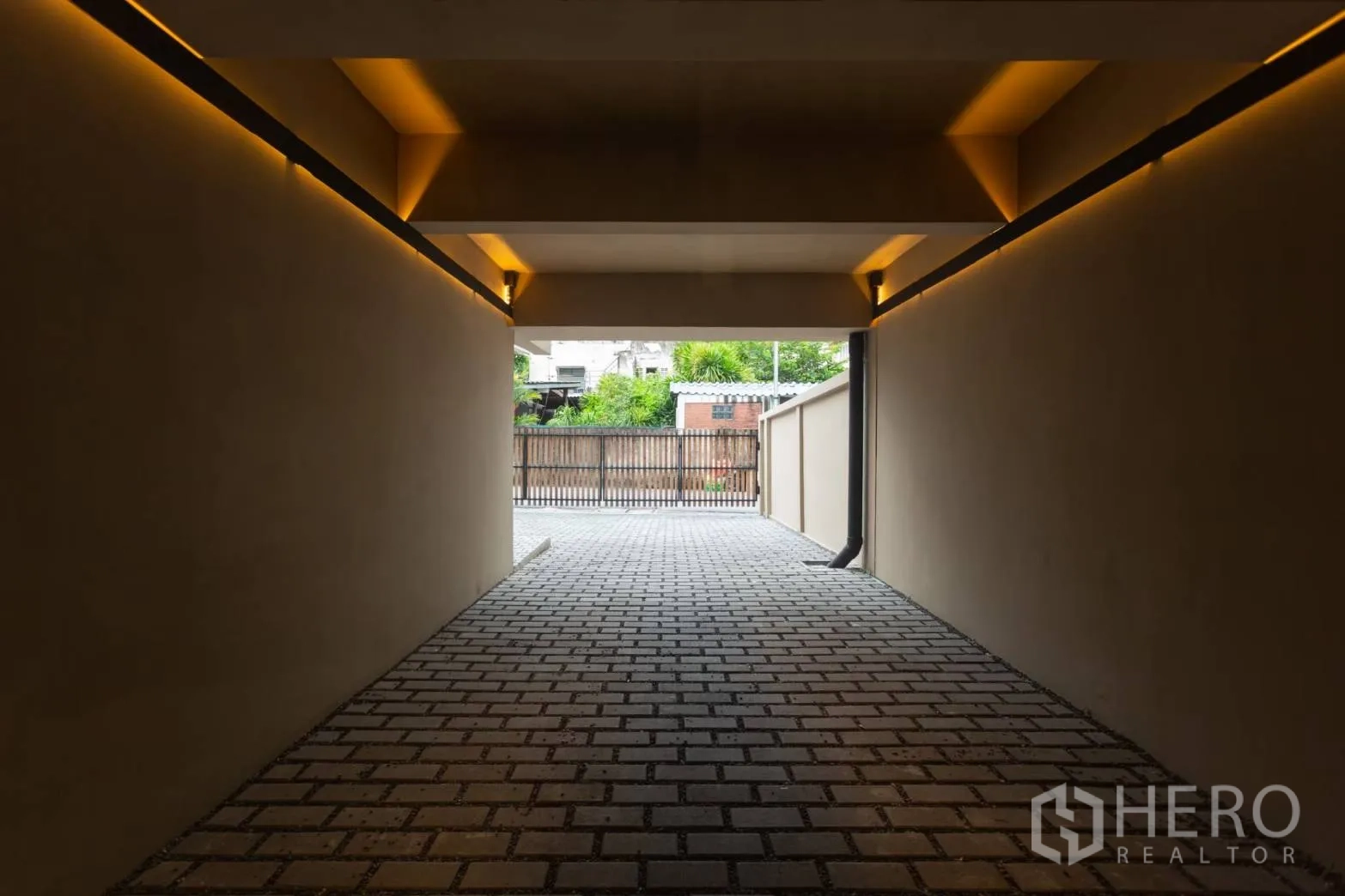 带办公室的家 出租在Watthana, Bangkok - 有顶车道通道，铺砖路面，通向大门。