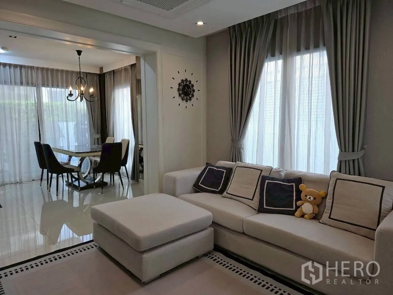 ทาวน์เฮาส์ ให้เช่าหรือขายในLat Phrao, Bangkok - โถงนั่งเล่นต่อเนื่องห้องทานอาหาร หน้าต่างบานใหญ่ โทนสีเอิร์ธ