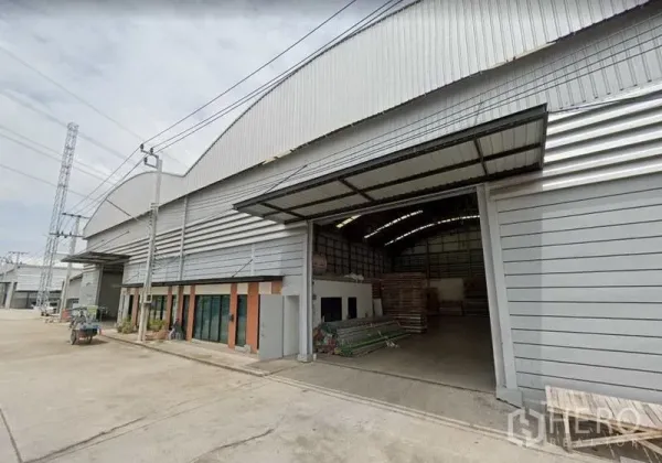 คลังสินค้า ให้เช่าในBang Phli, Samut Prakan - ภายนอกโกดังผนังเมทัลชีทพร้อมประตูม้วนขนาดใหญ่และพื้นที่โหลดของมีหลังคา บางพลี