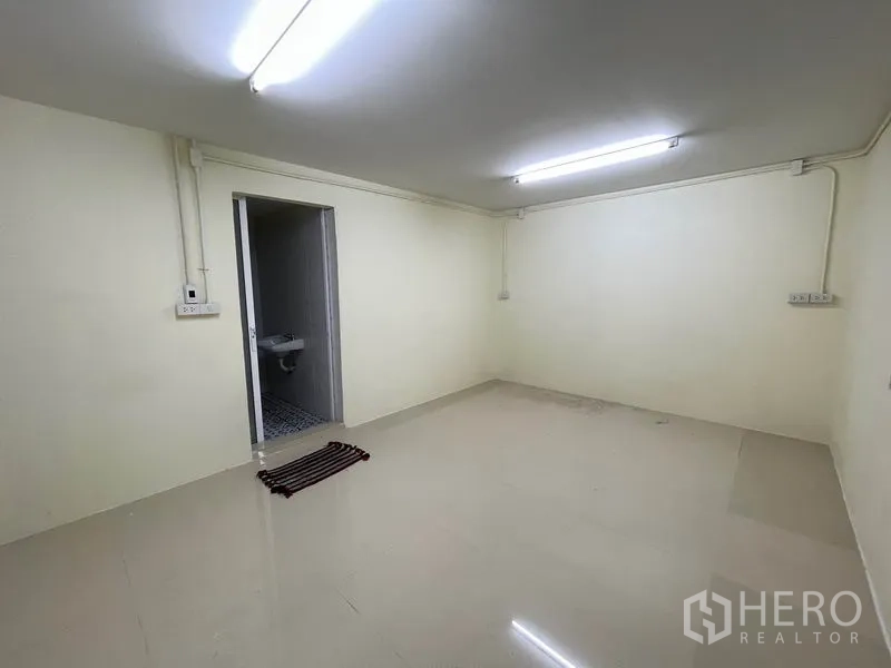 货栈 出租在Khlong Luang, Pathum Thani - 办公室照明充足，设电源插座并连通卫生间