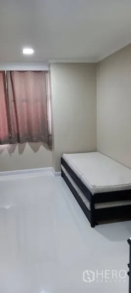 คอนโด ให้เช่าในWatthana, Bangkok - ห้องนอนรอง แสงสว่าง เตียงเดี่ยวใกล้หน้าต่างติดผ้าม่าน