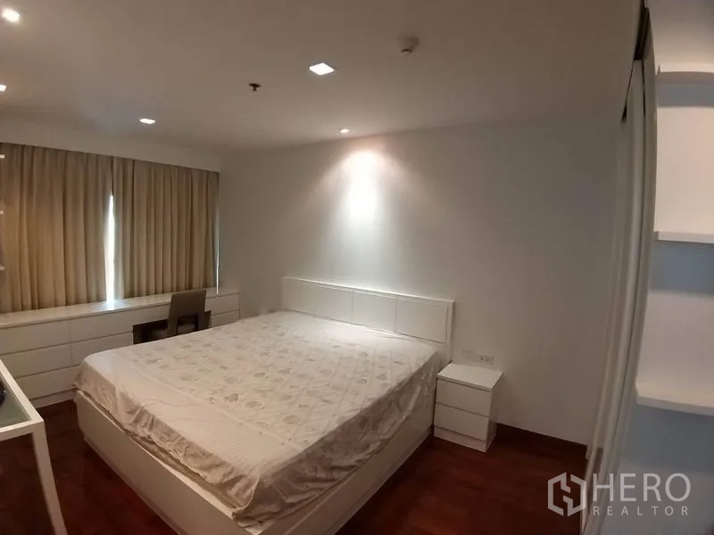 Condominium for rent or sale in Pathum Wan, Bangkok - Master bedroom with a king-size bed, bedside table and minimalist décor.