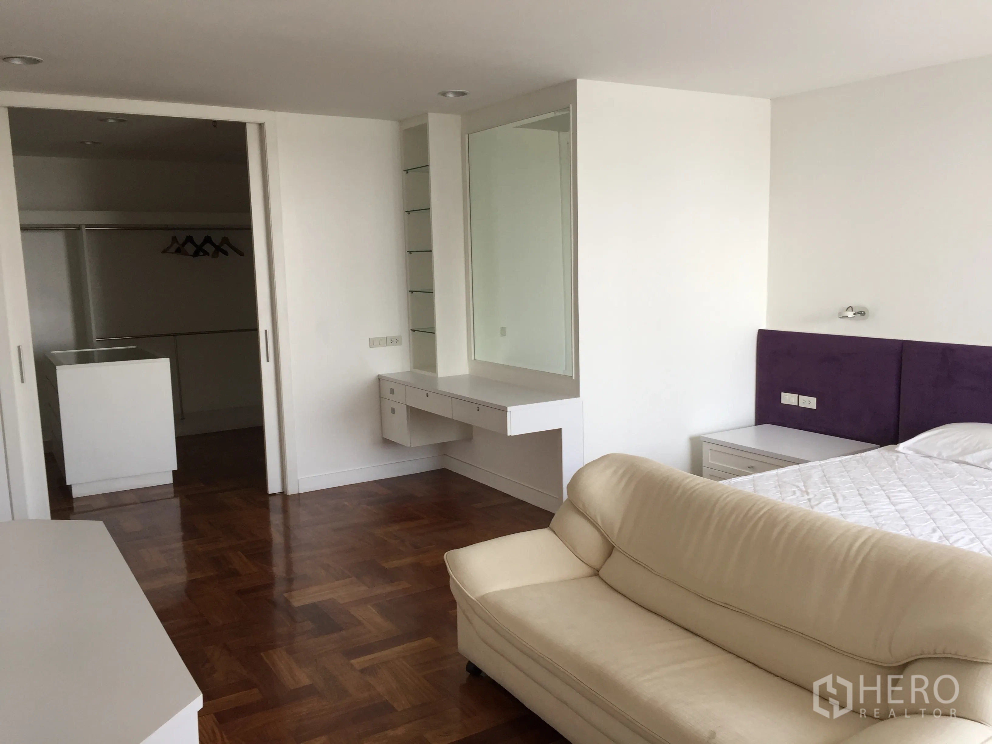 公寓 出租在Watthana, Bangkok - 主卧套房设步入式衣帽间、内置书桌和拼花木地板。