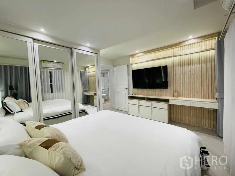 公寓 出售在Yan Nawa, Bangkok - 主卧墙面配壁挂电视、长柜台与镜面衣柜。