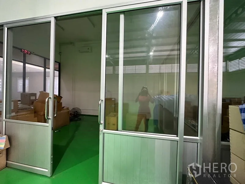 工厂 出租或出售在Lam Luk Ka, Pathum Thani - 滑动玻璃门通往仓内包装或质检房。