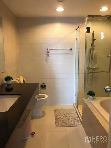 คอนโด ขายในHuai Khwang, Bangkok - ห้องน้ำสมัยใหม่ พร้อมตู้กระจกอาบน้ำ อ่างอาบน้ำ และเคาน์เตอร์อ่างล้างหน้า