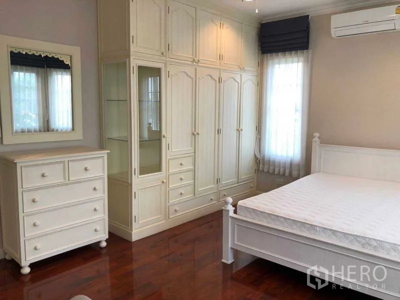 บ้าน ให้เช่าในBang Na, Bangkok - ห้องนอนแขกมีตู้สีขาว ตู้ลิ้นชัก และแสงธรรมชาติอ่อนๆ