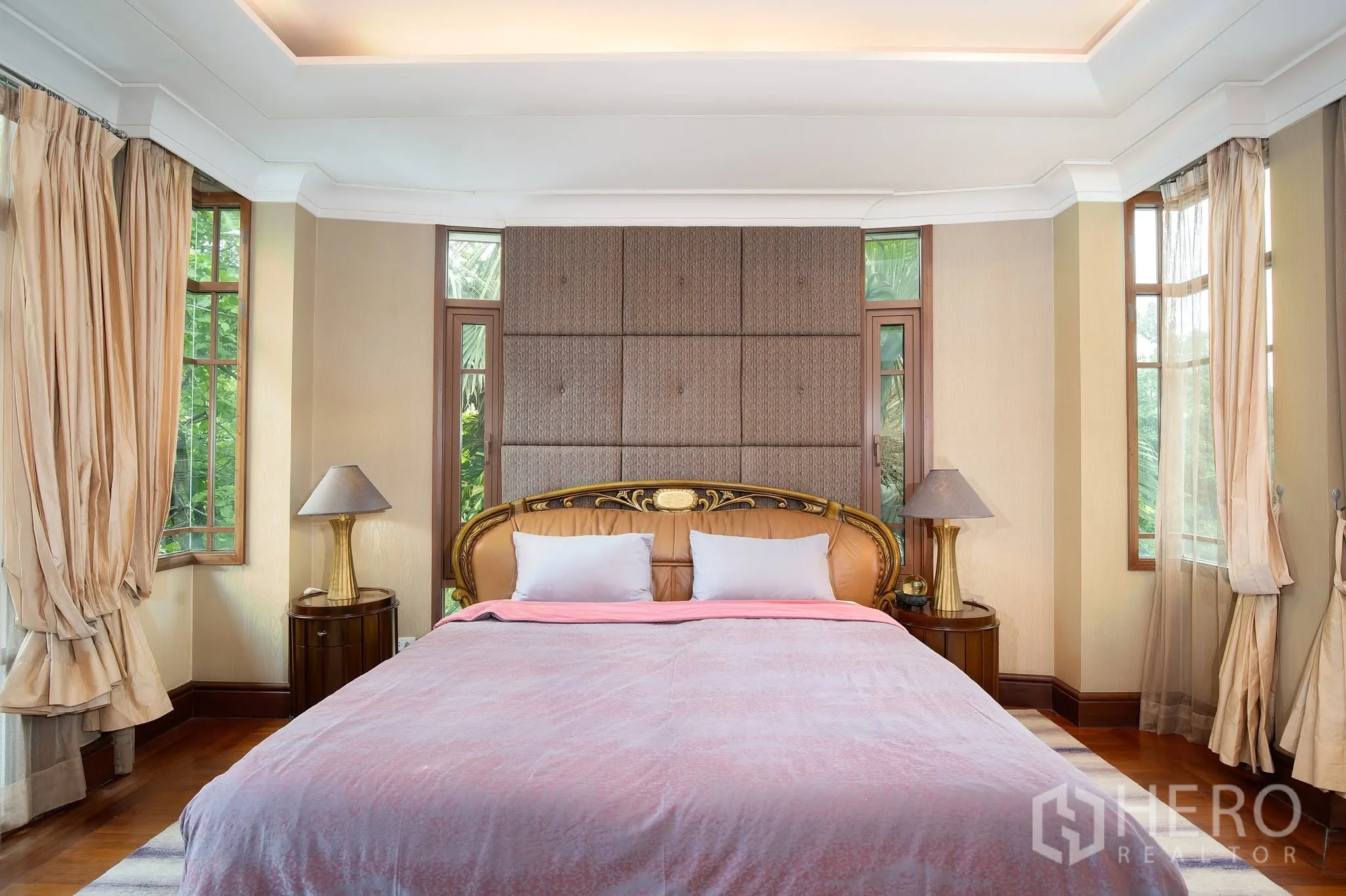 บ้านเดี่ยว for rent or sale in Watthana, Bangkok - โถงทางเข้าหรูพื้นหินอ่อน สวนหินภายใน และบันไดไม้