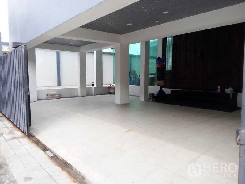 独立式住宅 出售在Lat Phrao, Bangkok - 滑动铁门后的有顶停车区，可停多辆车。