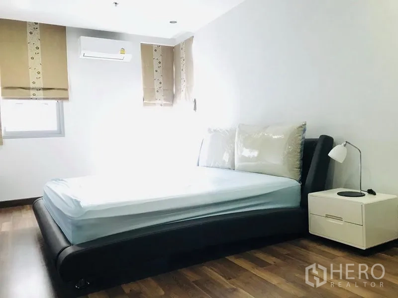 公寓 出租在Pathum Wan, Bangkok - 采光充足的卧室，大床、床头柜与窗帘百叶。