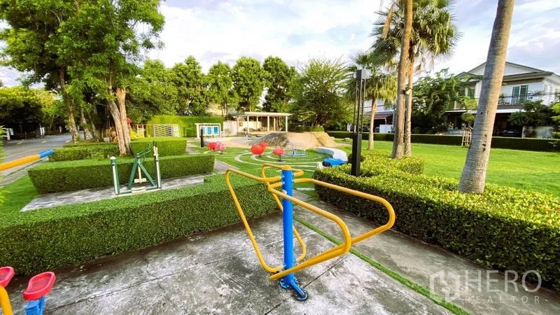 Detached House for rent in Bang Kapi, Bangkok - Outdoor exercise and playground area in landscaped communal garden.