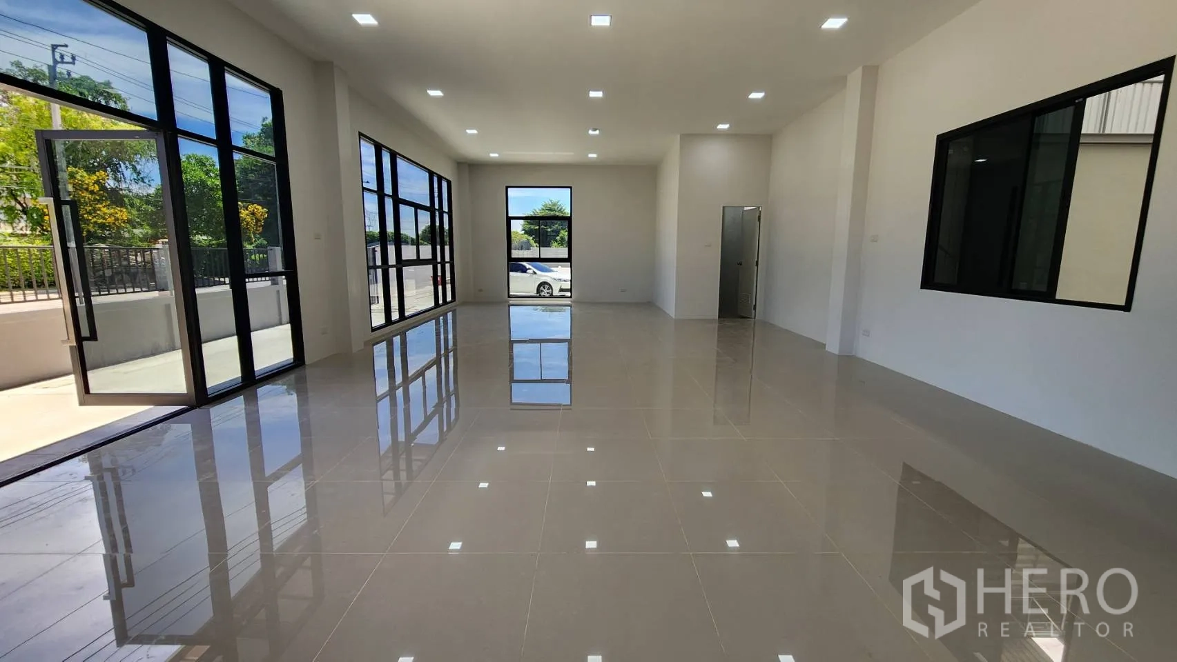 工厂 出租或出售在Bang Bo, Samut Prakan - 办公室大堂，多组玻璃门窗面向园区内街。