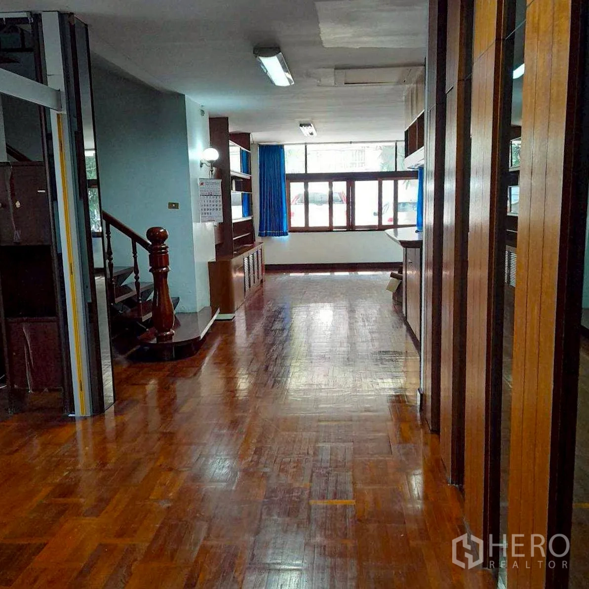 家庭办公室 for rent in Bang Rak, Bangkok - 走廊式大厅，木楼梯、书柜与前方窗户