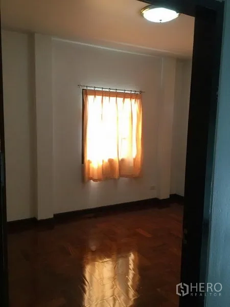 独立式住宅 出租或出售在Huai Khwang, Bangkok - 温馨卧室，单窗配浅色窗帘，自然采光充足。