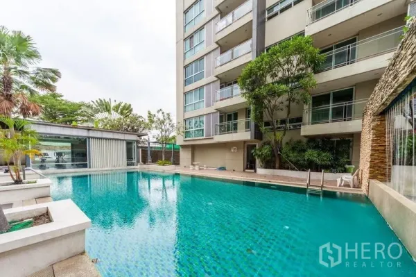 公寓 出租在Watthana, Bangkok - 低层公寓楼旁的室外游泳池与阳台景观