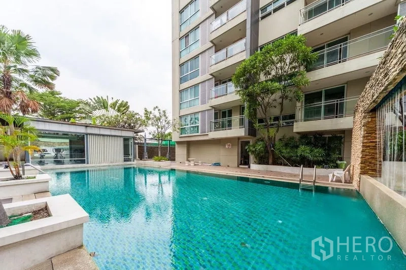 公寓 出租在Watthana, Bangkok - 低层公寓楼旁的室外游泳池与阳台景观