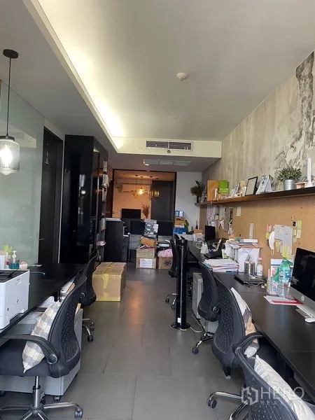 办公空间 出租在Phaya Thai, Bangkok - 开放式办公区，长排工位、任务椅与隐藏灯带。