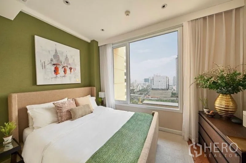 公寓 出租或出售在Sathon, Bangkok - 次卧绿墙布、软包床架，明亮城市景观。