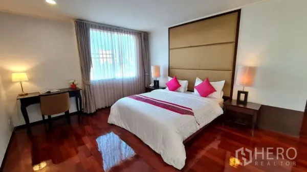 คอนโด ให้เช่าในWatthana, Bangkok - ห้องนอนใหญ่เตียงคิง แผงหัวเตียงบุผ้า โต๊ะทำงาน และพื้นไม้