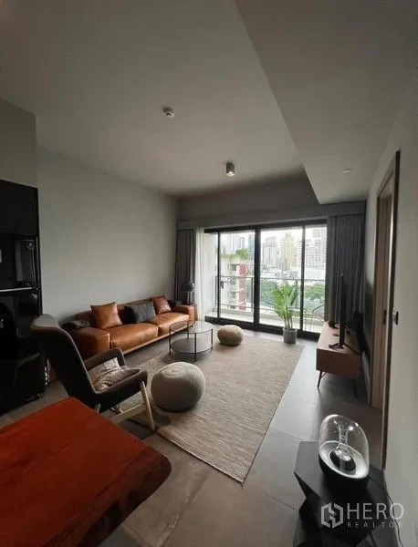 公寓 出租在Watthana, Bangkok - 开放式客厅通往玻璃阳台，眺望曼谷天际线